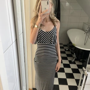 Klänning  - Långklänning köpt i Italien. Inga defekter och fin passform. Jätte skön och elegant🙌🏼