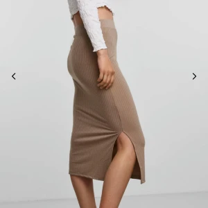 Ribbad midikjol - Beige kjol från Pieces i storlek L. Använde under tiden jag var gravid, är vanligtvis en small så därför kommer den inte längre till användning ☺️ sparsamt använd så är i fint skick. Skriv om du önskar egna bilder!