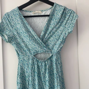 Gullig kort sommarklännning💞💞 - Super söt klänning, kort med ett litet hål vid magen. Super sött blommigt mönster😍👌🏻Köpare står för frakt💕 