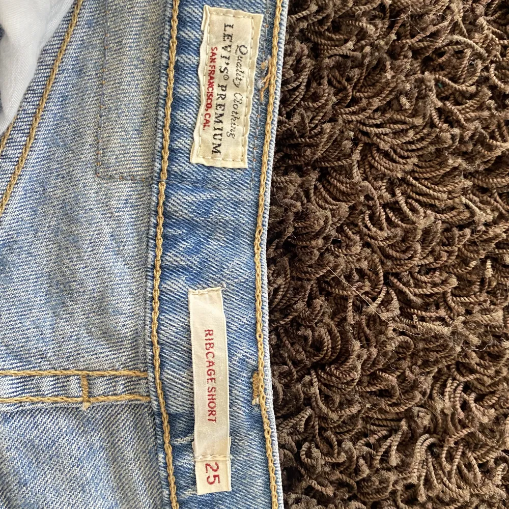 Snygga shorts ifrån Levis, inga defekter eller hål, har inte används mycket! . Shorts.