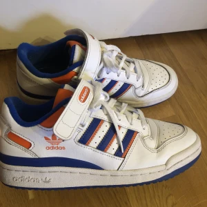 Adidas forum  - Fina skor med blåa och oranga detaljer. Fint skick Storlek 39,5 