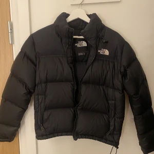 North face jacka - Säljer min north face jacka eftersom den inte kommer till användning längre. Den är använd en vinter och är i storlek s. 