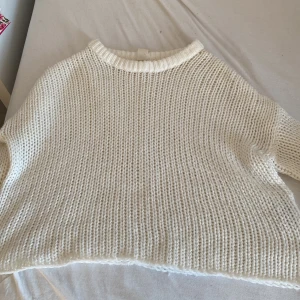 Stickad tröja - Bra skick,aldrig använd, tajt i armarna men går att breda ut.