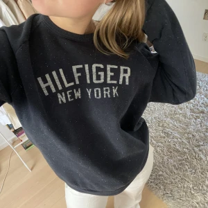 Myströja - Unisex myströja från Hilfiger. Jag är M/L övertill. Skönt material 