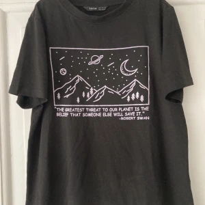 T-shirt klimat från Shein  - Svart t-shirt från Shein. Storlek small, 36