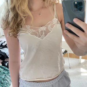 Sommartopp - Jättefint lätt linne perfekt till sommaren. Aldrig använt, mycket bra skick💞