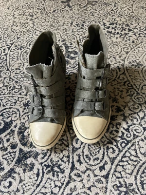 Skor - Asballa sneakers med klack perfekta till sommaren😍😍kan tänka mig att gå ner i pris!! Köparen står för frakten!!!