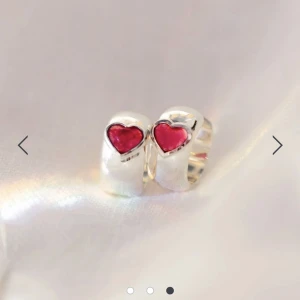 Örhängen huggies - Supersöta örhängen från Syster P med rosa kvarts stenar💖 använda ett fåtal gånger så de är fortfarande väldigt fina! Nypris 1199kr💕