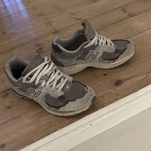 New balance 2002r protection pack rain cloud - Skorna är köpta på sneakerhyllan i Stockholm. Skorna är använda i skick 7,5/10. Har tyvärr ingen box till skorna då jag inte fick med det när jag köpte dem   Skorna sälja nya hos merchsweden för 6000kr
