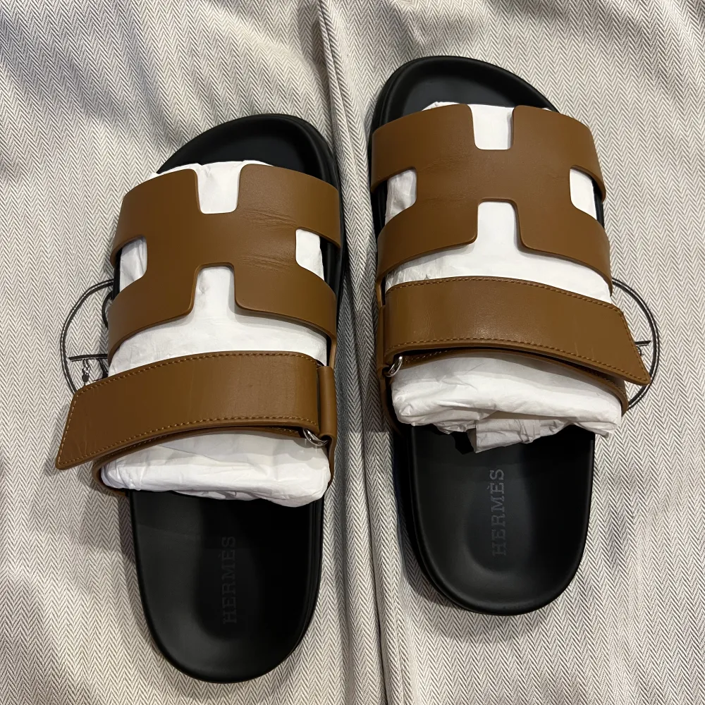 Hermès Chypre Leather Sandals - 37 EU Please message before buying - shipping from Finland - 1100€ + shipping Super good condition, rarely worn. A bit too small for me so hoping these beauties will find a better home. They are super comfortable . Skor.