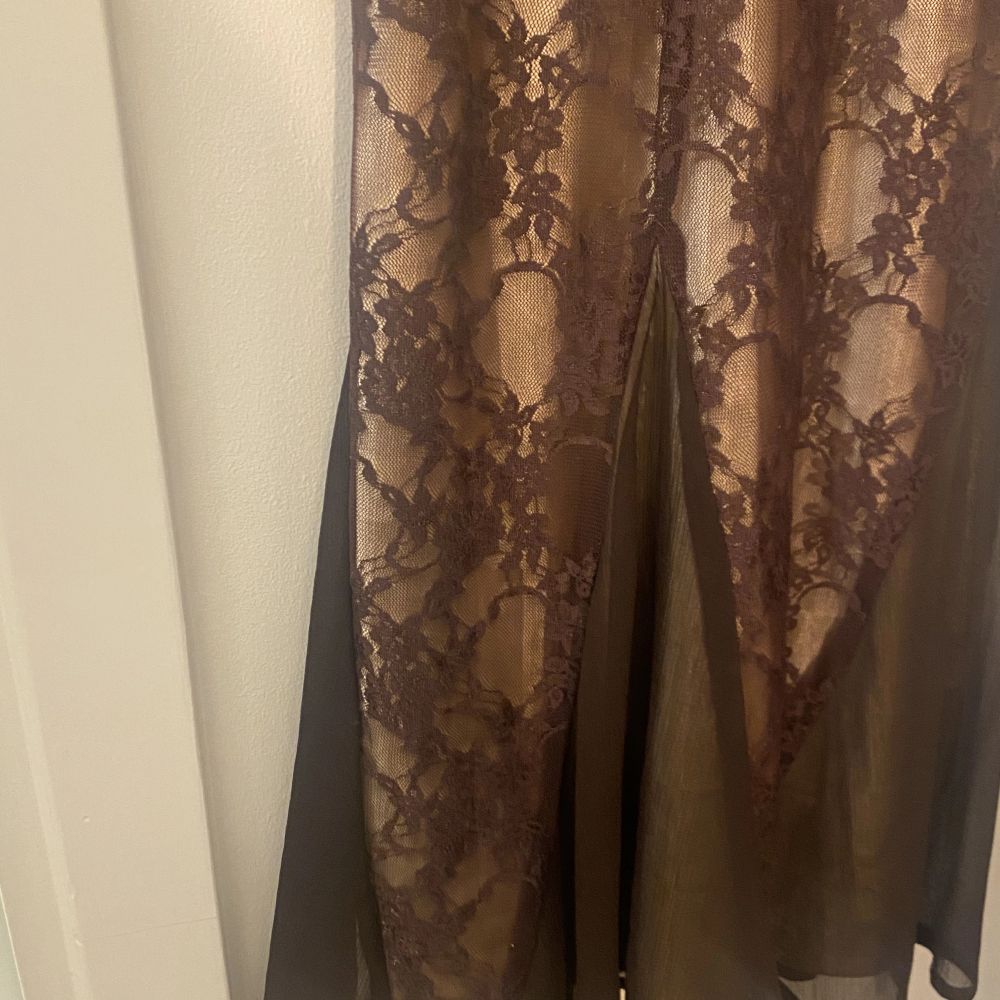 Säljer denna super coola klänning i spets🤍spetsen är är mörk brun! Skriv för fler bilder på klänningen:). Klänningar.