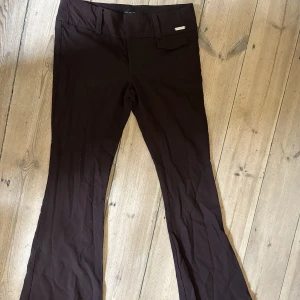 Lågmidjade bootcut kostymbyxor - Bruna och lågmidjade. Bootcut. Nyskick knappt använda💟