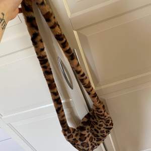 Leopard fluffväska, köpt på depop