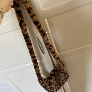 Leopard fluffväska, köpt på depop