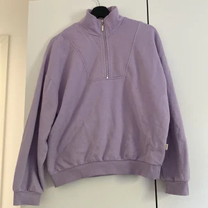 Tjocktröja - En ljuslila tjocktröja med lite högra krage