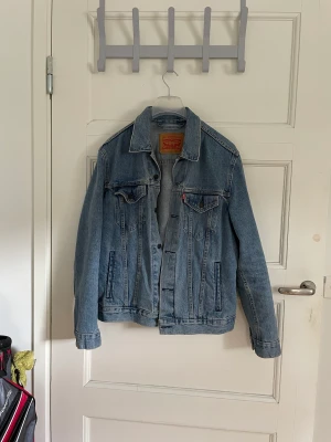 Levi’s Jeansjacka  -  Säljer nu min knappt använda jeansjacka från Levi’s som passar mig perfekt, 188 cm lång. Priset är inte hugget i sten så prisförslag accepteras