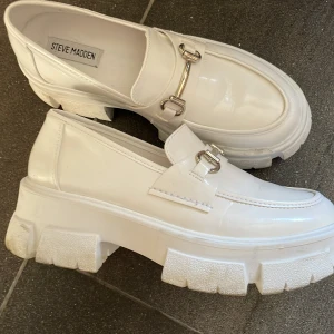 Steve Madden str 37 - Steve Madden str 37 helt nya i kartong, dessa passar bättre ngn som har str 36 alt small 37, jag fick tyvärr köpa str 38- de ör så snygga 🤩