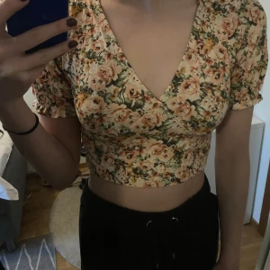 Blommig topp - Somrig och fin topp från Gina! Säljer pga kommer ej till användning🫶🏼