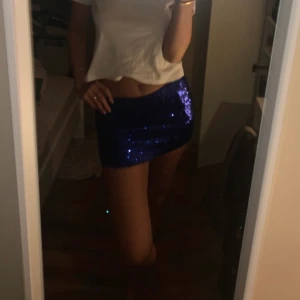 Glittrig kort kjol  - Blå glittrig kjol 