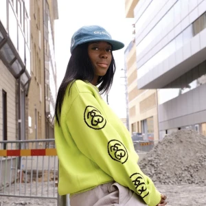 Stussy - Grön/gul Stussy stickad tröja. Använd en gång, har tyvärr inte blivit använd sedan dess. Ganska oversized.