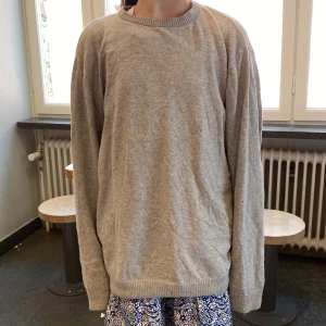 En grå tröja från H&M - Säljer min vanliga stickade tröja från H&M. Sällan använd. Pris kan diskuteras!🤗