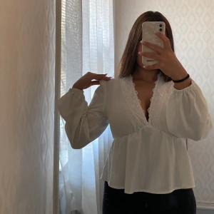 Söt blus - Använd 1 gång, lite för liten för mig vid brösten