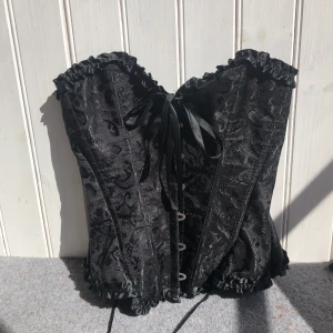 Korsett str S  - Korsett jag själv sytt in i midjan för att få mer ⏳effekt.  Passar någon med 65-80 cm i midjemått och med A/B kupa. 