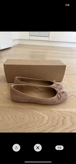 Ballerinaskor från Flattered - Säljer mina ballerinaskor från Flattered i modell Nadia sand suede då jag tyvärr inte använder de så mycket som önskat.   Skorna är använda men i fint skick!   Kommer från ett rök- och djurfritt hem 