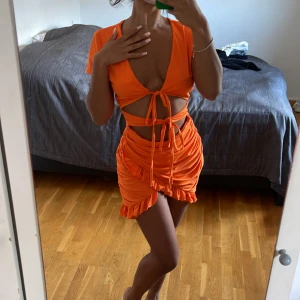 Klänning  - Säljer denna klänningen som är i IAMGIAS design. Materialet är jättefin och färgen är perfekt till sommaren!