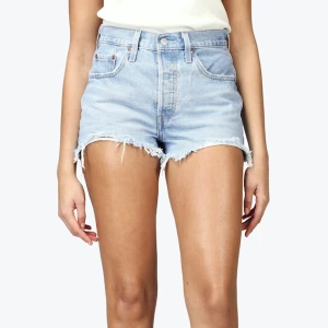 Levis 501 shorts - Jag säljer mina jeansshorts som jag köpte förra sommaren och som jag endast använde några gånger! De är i fint skick och pris kan diskuteras vid snabb affär☺️ Jag säljer de för att de har blivit för små!😁