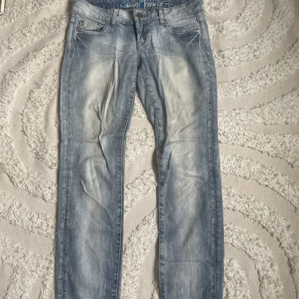 Coola jeans från esprit! Skulle säga att de passar xs/s👌🏼 . Jeans & Byxor.