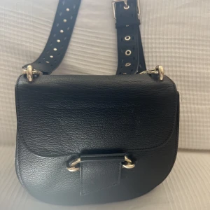 Väska - Svart väska från Reiss k äkta skinn.