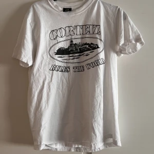 Corteiz tröja - Corteiz STEAL, t shirt storlek S. Självklart äkta, inköpt för ca 1 år sen. Kvittot finns tyvärr inte kvar, men lite av det jag fick med i paketeringen finns kvar. Säljer då jag har en ny stil nu