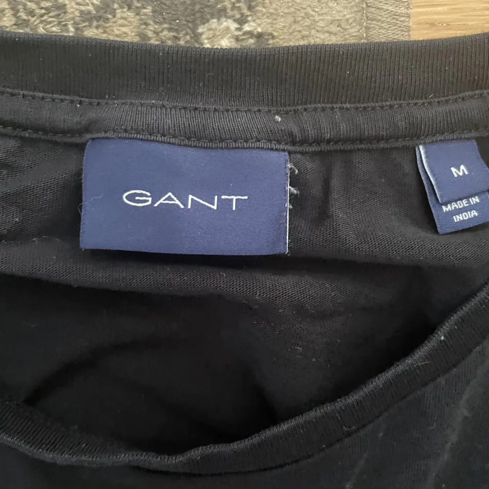 Svart Gant longsleeve i storlek M. T-shirts.