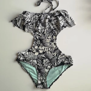 Baddräkt  - Baddräkt som aldrig är använd. Storlek M, från Ginatricot. 