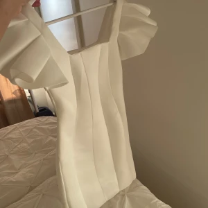 Vit klänning  - Säljer denna vita klänning som jag tänkte ha till studenten men nu ändrat mig till en annan💕 Den är aldrig använd och är i storlek 34💕 Nypris: 700kr Köparen står för frakt ❤️