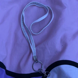 Vit halsband till nycklar - Säljer för att jag inte använder nyckel ring halsband saker längre. Köptes ihop med en svart som sen gick sönder. Klicka på köp om du vill köpa, kontakta om du har frågor!