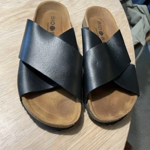 Svarta sandaler - Så fina svarta sandaler som motsvarar Birkenstock. Storlek 37 och i väldigt bra skick. Superbekväma💖