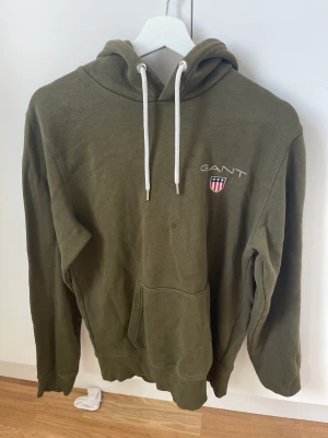 Gant tröja  - Denna tröjan är använd. Den har lite fläckar (svårt att se på tredje bilden). Annars är den i fint skick. I storlek M.