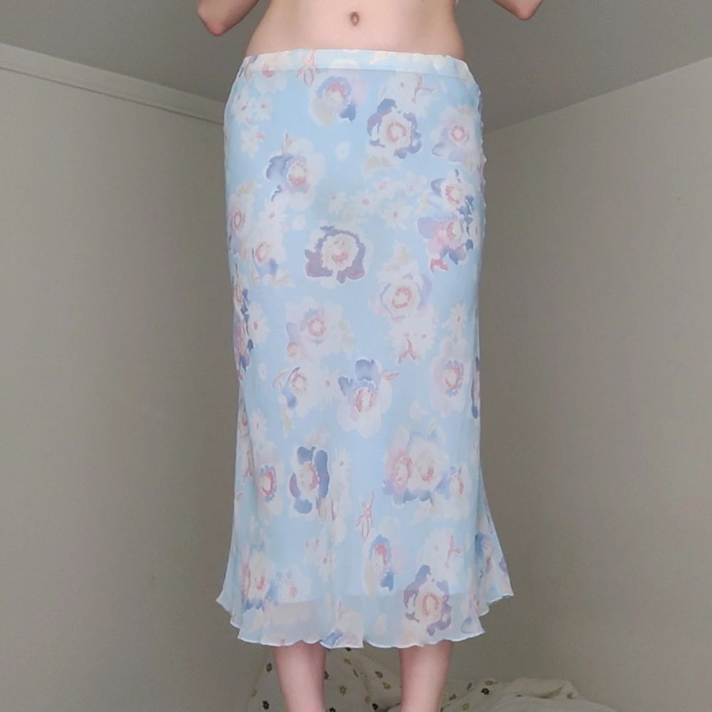 Sommrig kjol med superfint mönster och resår i midjan! Jag på bilden har strl 38 och är 170cm. Längd: ~92cm. Klicka gärna på KÖP NU . Kjolar.