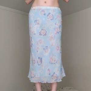 Sommrig kjol med superfint mönster och resår i midjan! Jag på bilden har strl 38 och är 170cm. Längd: ~92cm. Klicka gärna på KÖP NU 