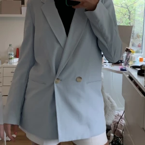 Jättesnygg blå damkavaj från H&M - En snygg kavaj från H&M i storlek XS, endast använd ett fåtal ggr och är i bra skick, inga tecken på slitning!💓