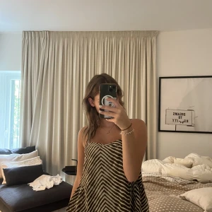 Linne - Linne från mango as gulligt, kommer inte till användning då banden över axlarna är för långa.. jätte fint skick