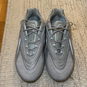 Adidas Ozelia - Nästan nya använda 1 gång. 