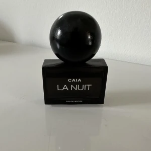 caia parfym - caias parfym LA NUIT, mer än hälften kvar. köpt för 595kr säljer för 250kr. 