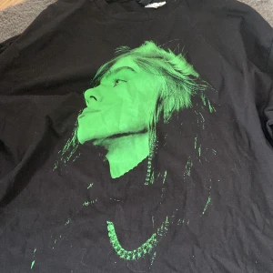 T-shirt  - billie eilish t-shirt! Endast provad 1 - 2 gnr av mig. Ganska pösig i modellen! 