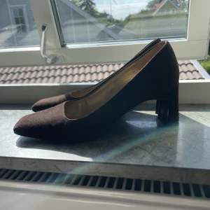 Bruna klackskor - Skitsnygga bruna klackskor från Charles Jourdan. Står ej storlek men skulle säga 37/38