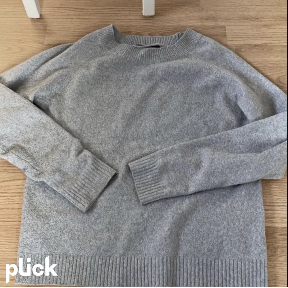 Säljer dessa 2 Vero Moda tröjor, en i beige och en i grå! Den på den första bilden är grå och är i storlek Medium och den andra är beige och är i storlek XS. En för 150kr eller 2 för 300kr💘☺️. Tröjor & Koftor.