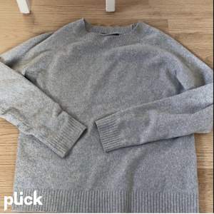 Säljer dessa 2 Vero Moda tröjor, en i beige och en i grå! Den på den första bilden är grå och är i storlek Medium och den andra är beige och är i storlek XS. En för 150kr eller 2 för 300kr💘☺️