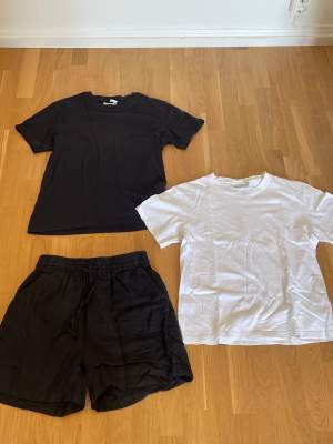 Två T-shirts från weekday, storlek M 100 kronor. ( båda för 150)   Linneshorts från Gina, storlek 34!  150 kr Allt i väldigt bra skick 💘